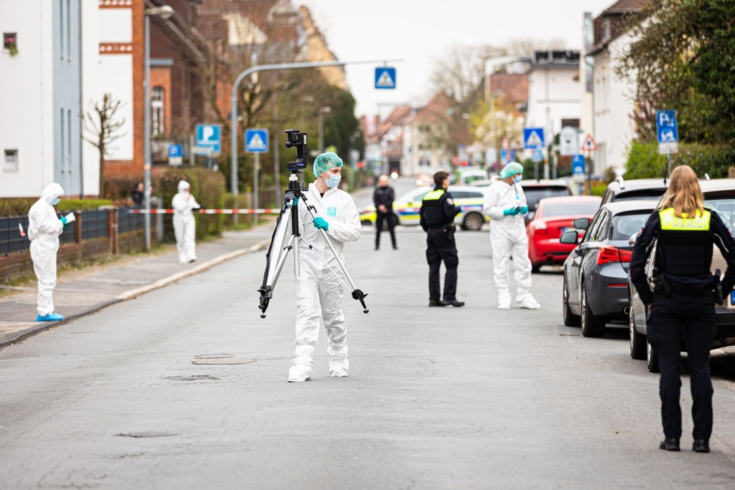 Mitarbeiter der Spurensicherung der Polizei arbeiten am Tatort in Nienburg.