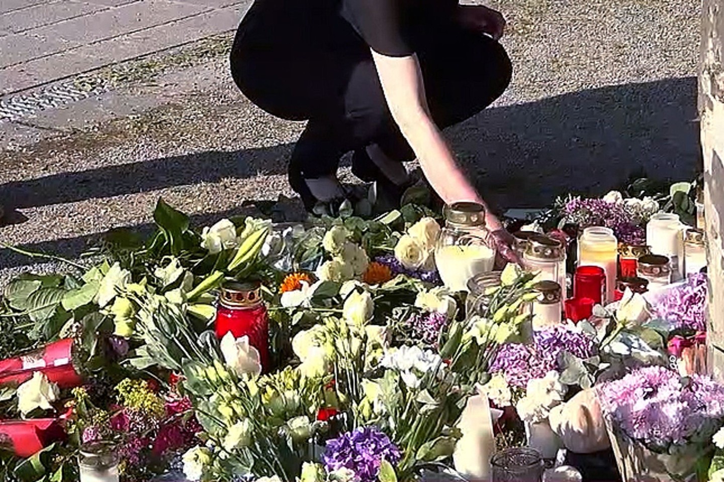 Menschen trauern nach dem tödlichen Angriff in Bad Oeynhausen.