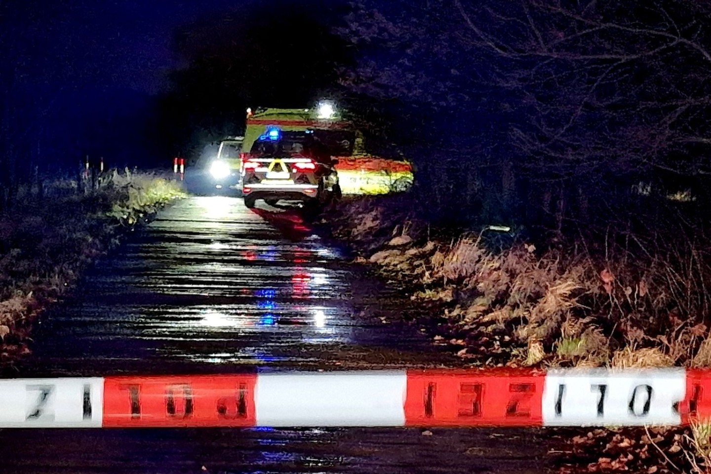 Polizei und Sanitäter am Fundort des toten Kindes im brandenburgischen Mittenwalde.