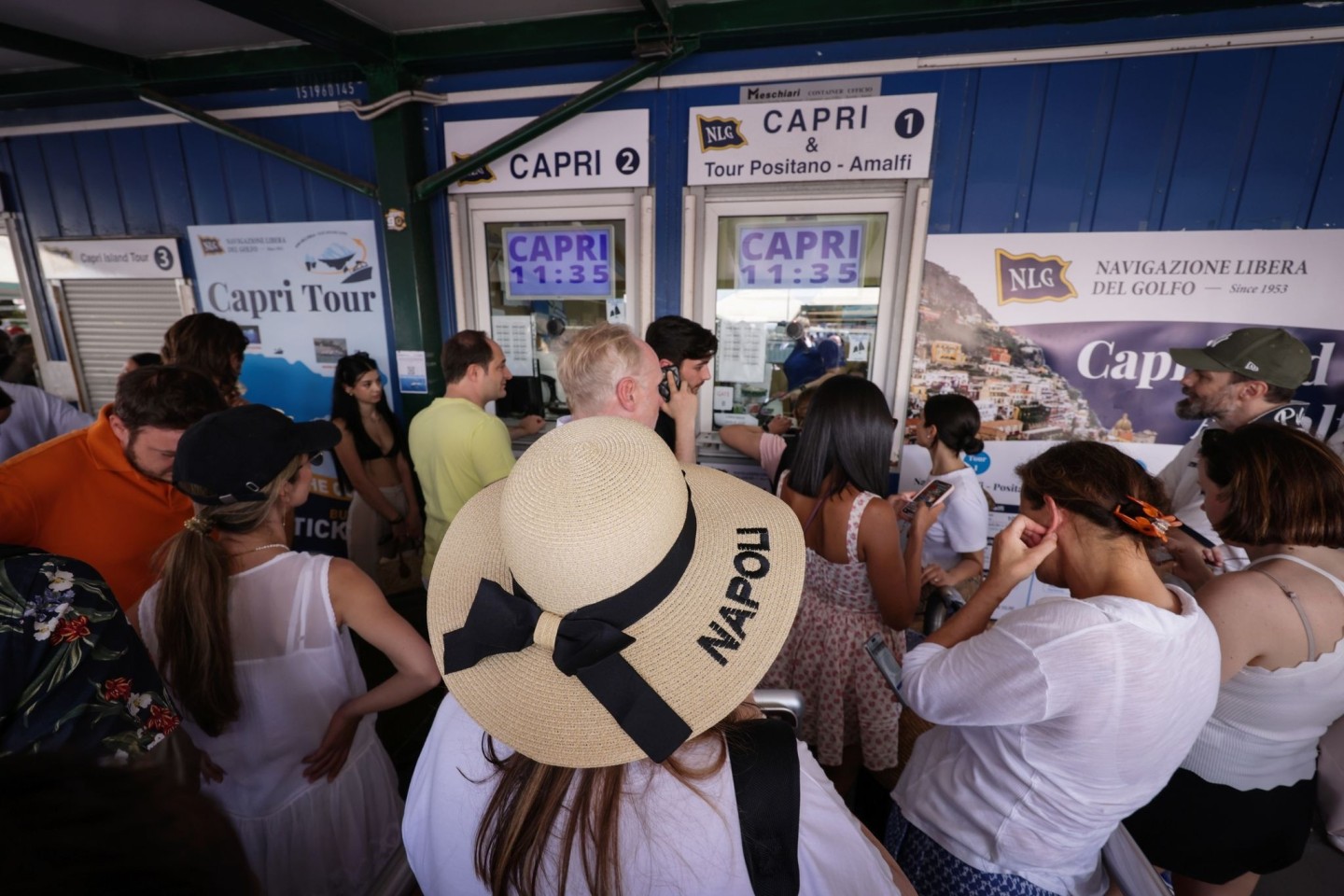 Reisende drängen sich vor Ticket-Schaltern am Molo Beverello für die Fähren, die unter anderem nach Capri fahren. Touristen dürfen nun wieder auf die Insel.