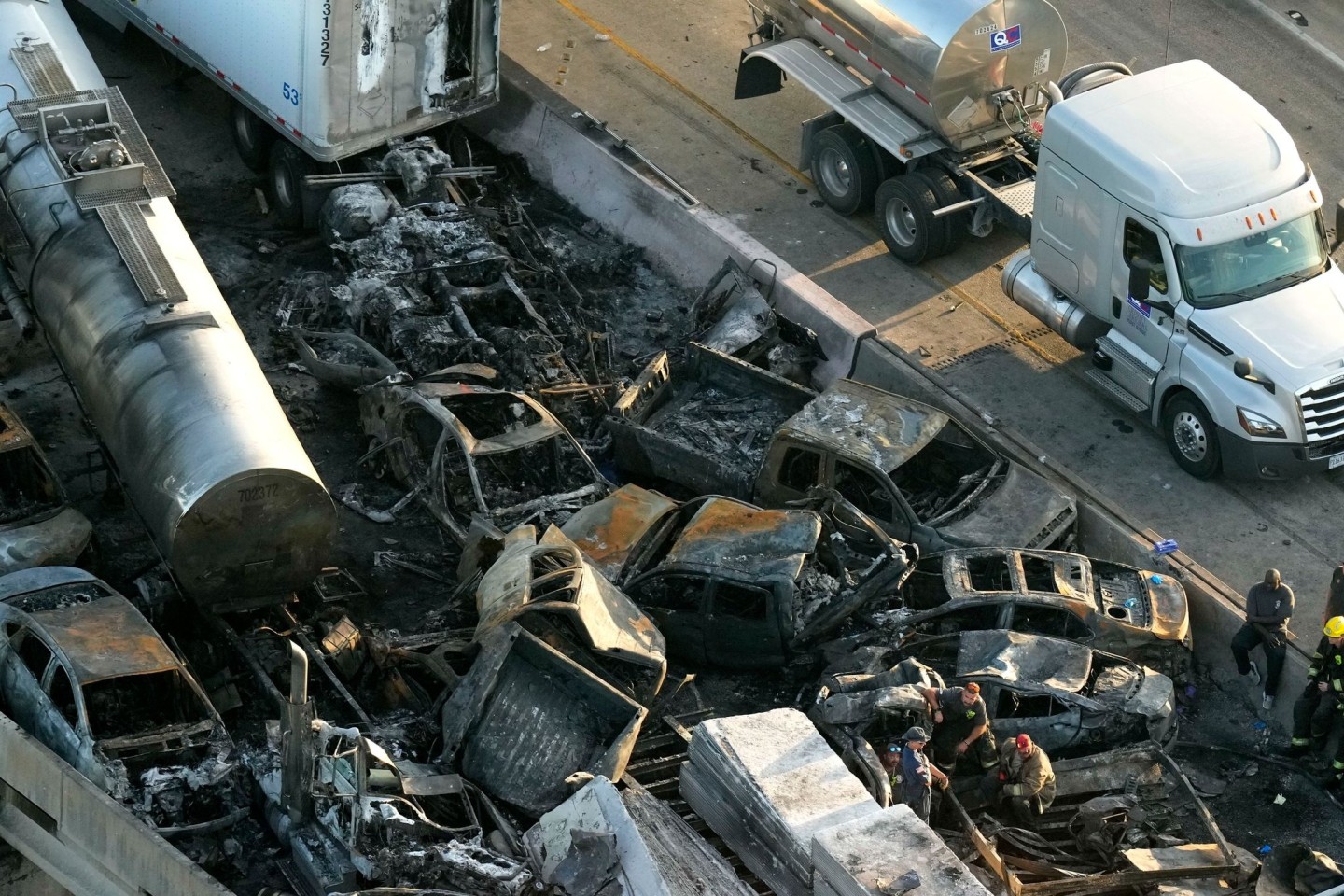 Wrackteile nach der Massenkarambolage auf der Interstate 55 Schnellstraße in Manchac, Louisiana.