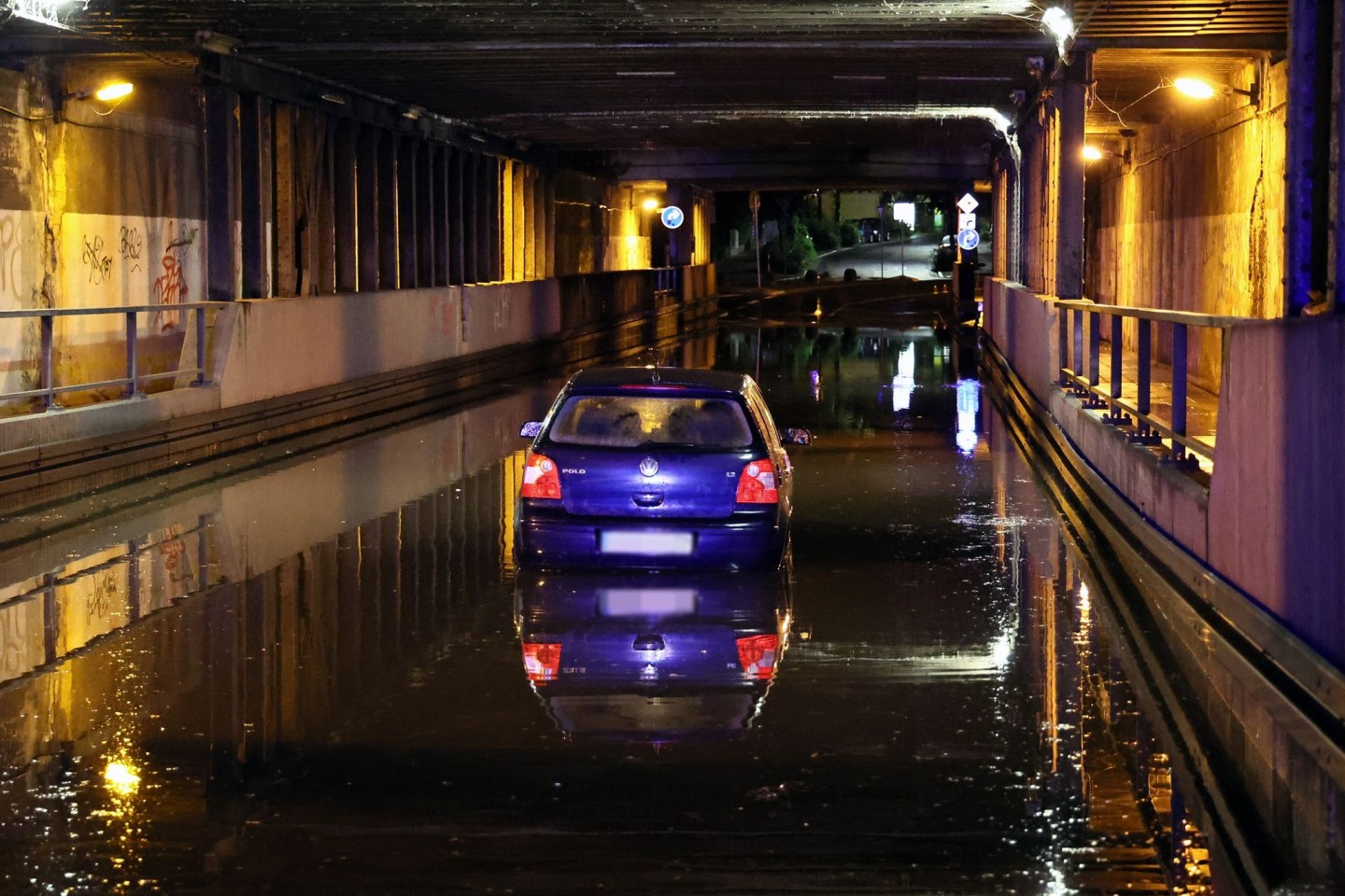 Starker Regen hat am Abend in Aschaffenburg zu einigen überlaufenen Kellern und Straßen geführt.