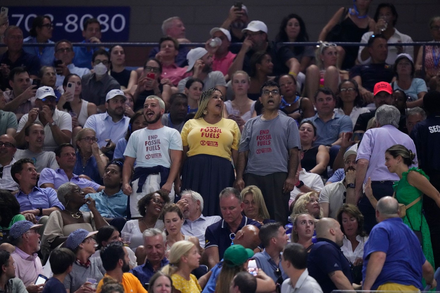 Umweltaktivisten riefen im Oberrang des Arthur Ashe Stadiums Parolen, einer von ihnen klebte sich nach Angaben der Organisatoren auf der Tribüne fest.