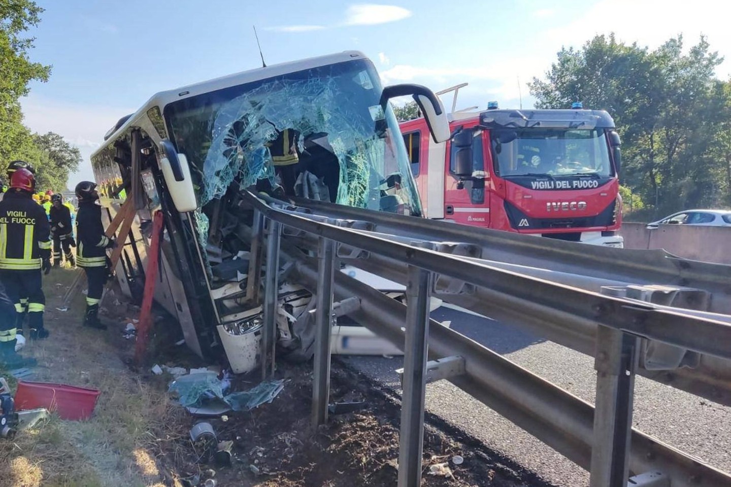 Die Windschutzscheibe des Busses wurde von der Leitplanke regelrecht durchbohrt.