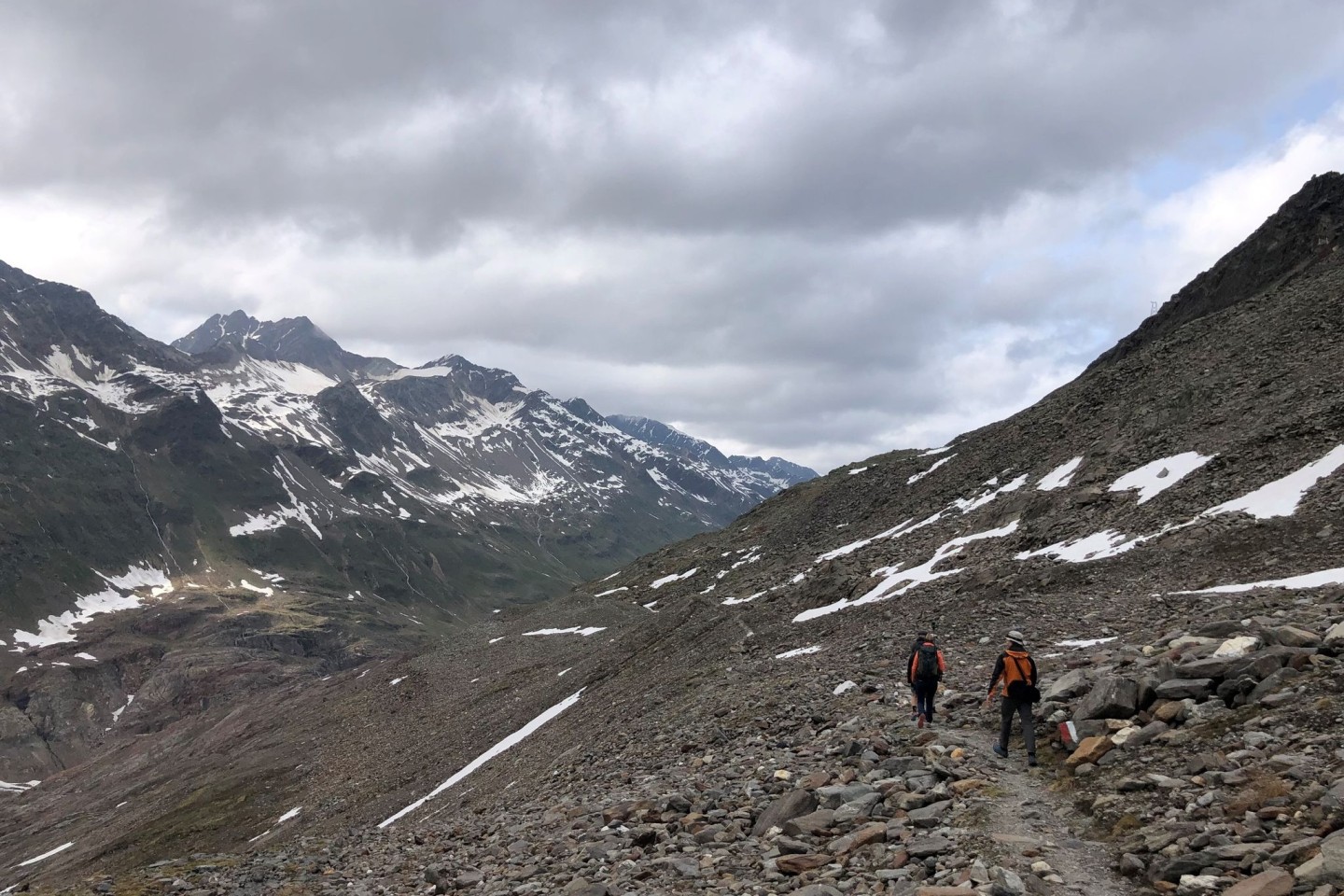 Die Suche nach dem Piloten eines Kleinflugzeugs in den Ötztaler Alpen läuft weiter.