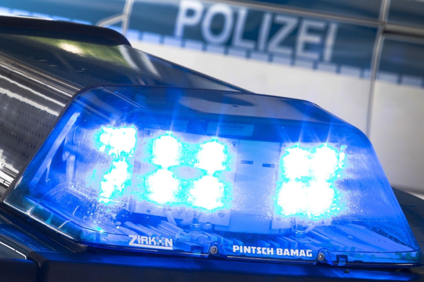 Das Polizeipräsidium Rheinpfalz fahndet mit einem Großaufgebot von Polizeikräften nach einem verurteilten Mörder. (Symbolbild)