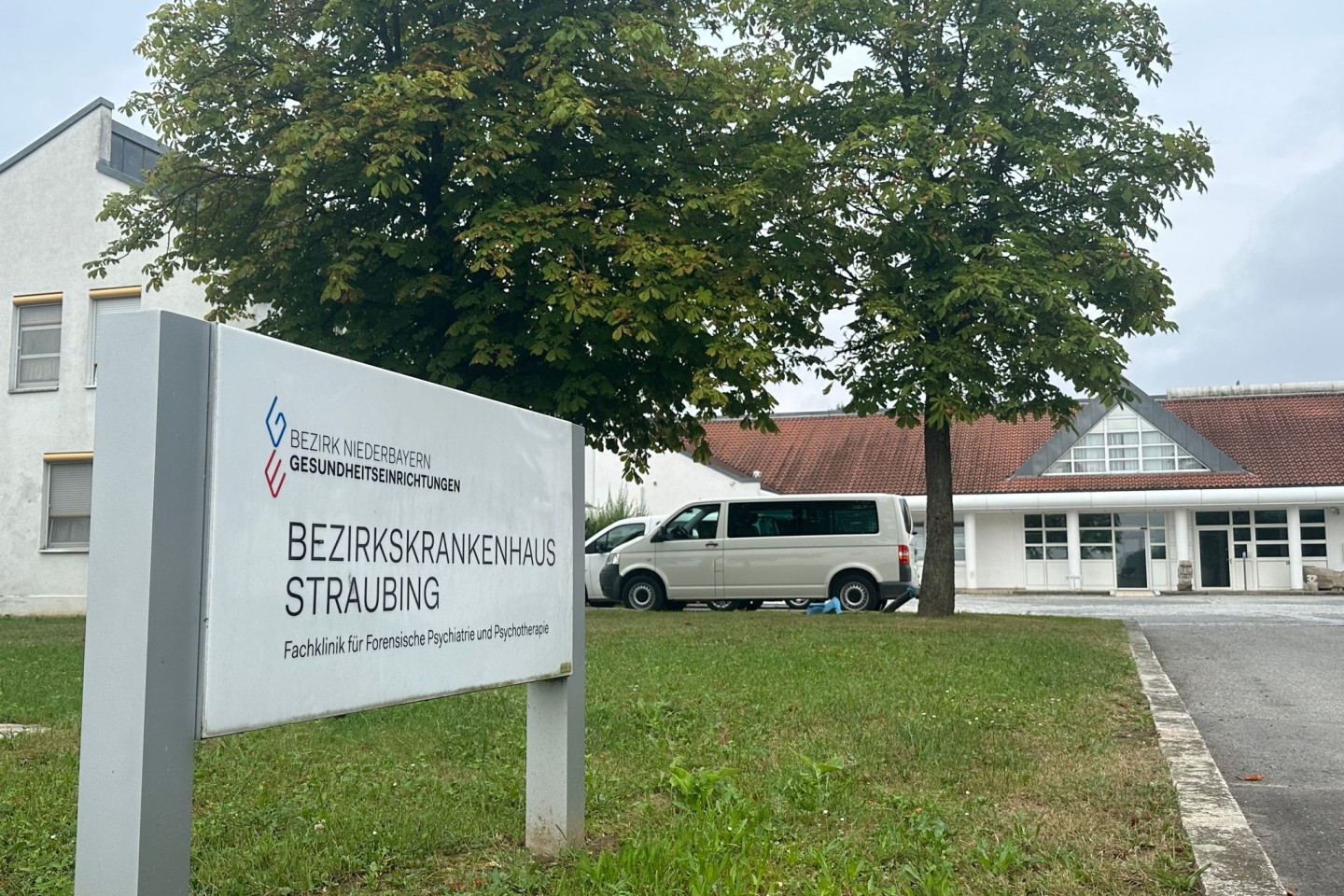 Vier Männer sind am Samstagabend im niederbayerischen Straubing aus einer geschlossenen Klinik entflohen. Laut Polizei laufen umfangreiche Fahndungsmaßnahmen.