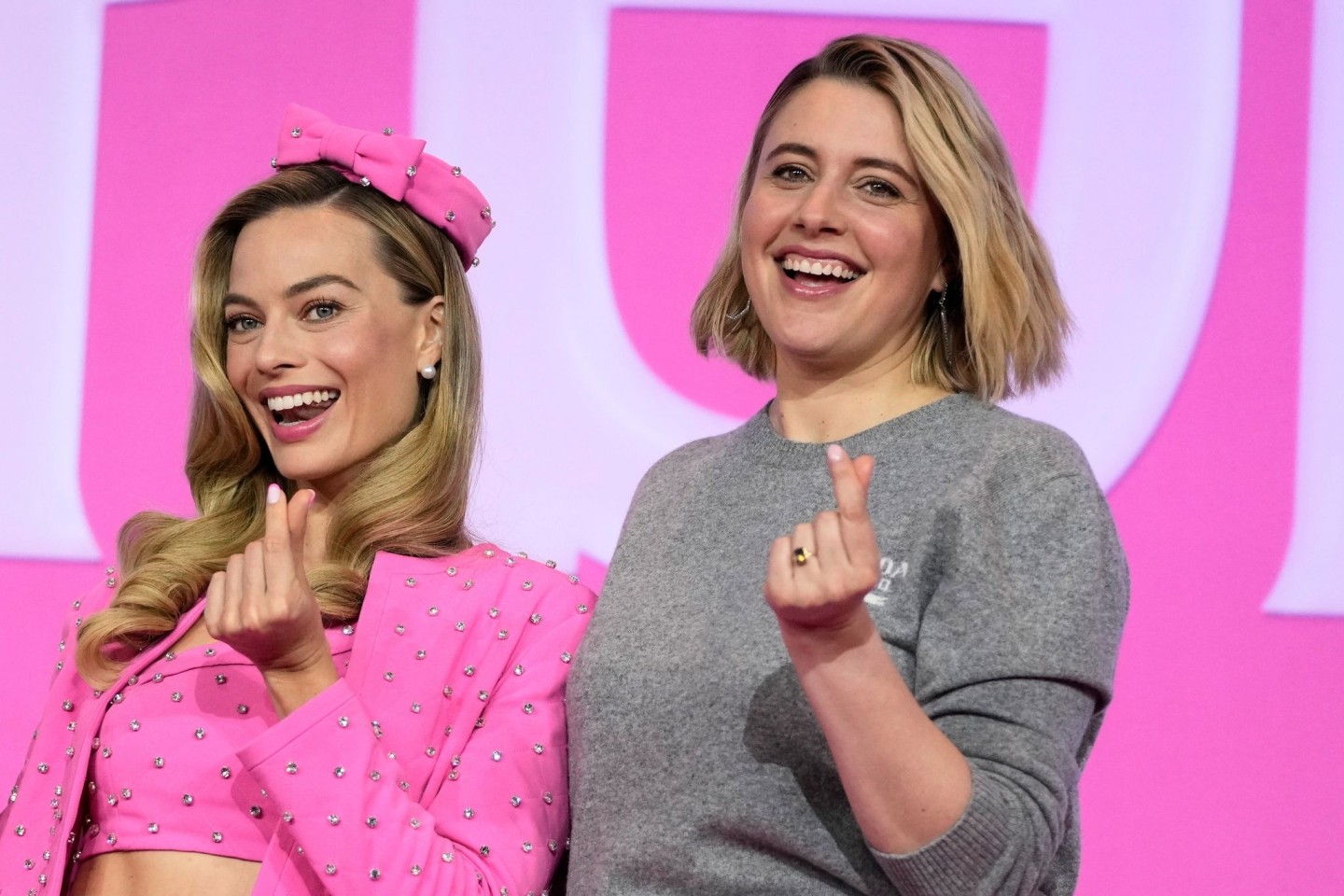 Hauptdarstellerin Margot Robbie (l) und Regisseurin Greta Gerwig stellen «Barbie» in Seoul vor.