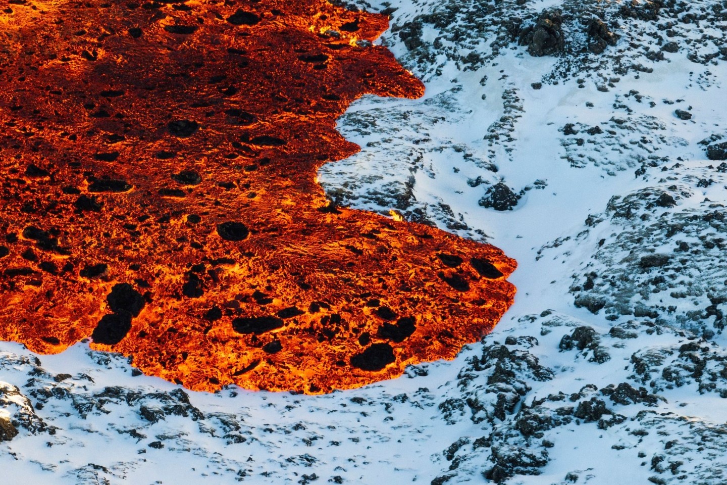 Am Donnerstag floss Lava über die Hauptstraße nach Grindavik.