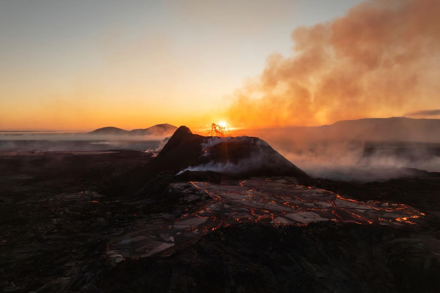 Die Sonne geht über dem aktiven Krater eines Vulkans bei Grindavik auf Island auf.