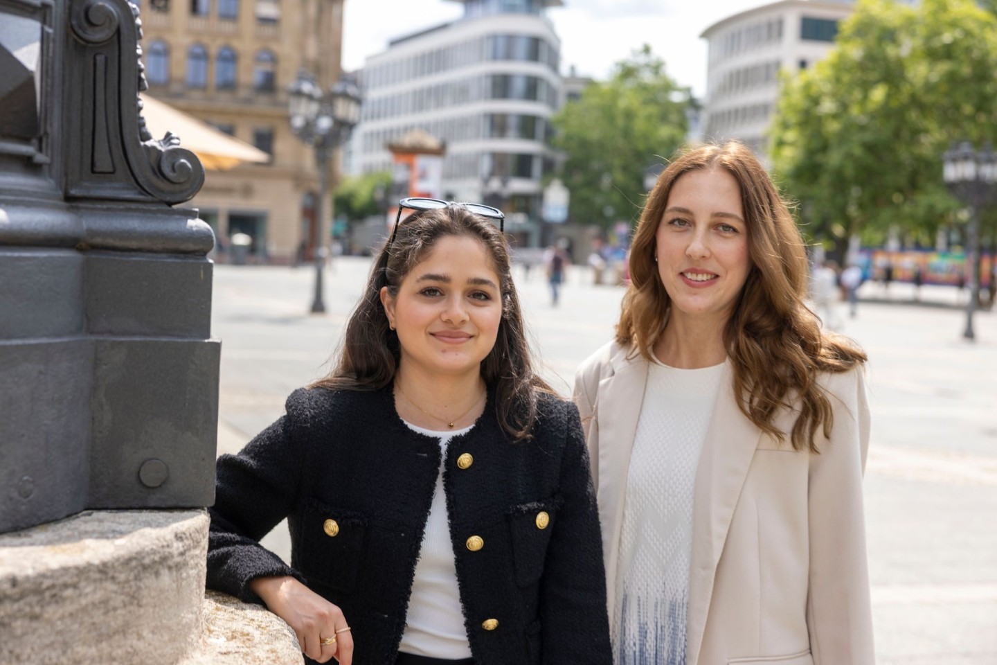 Gabriella Kinefss und Vivien Eller laden regelmäßig in Frankfurt zum gemeinsamen Spazieren ein.