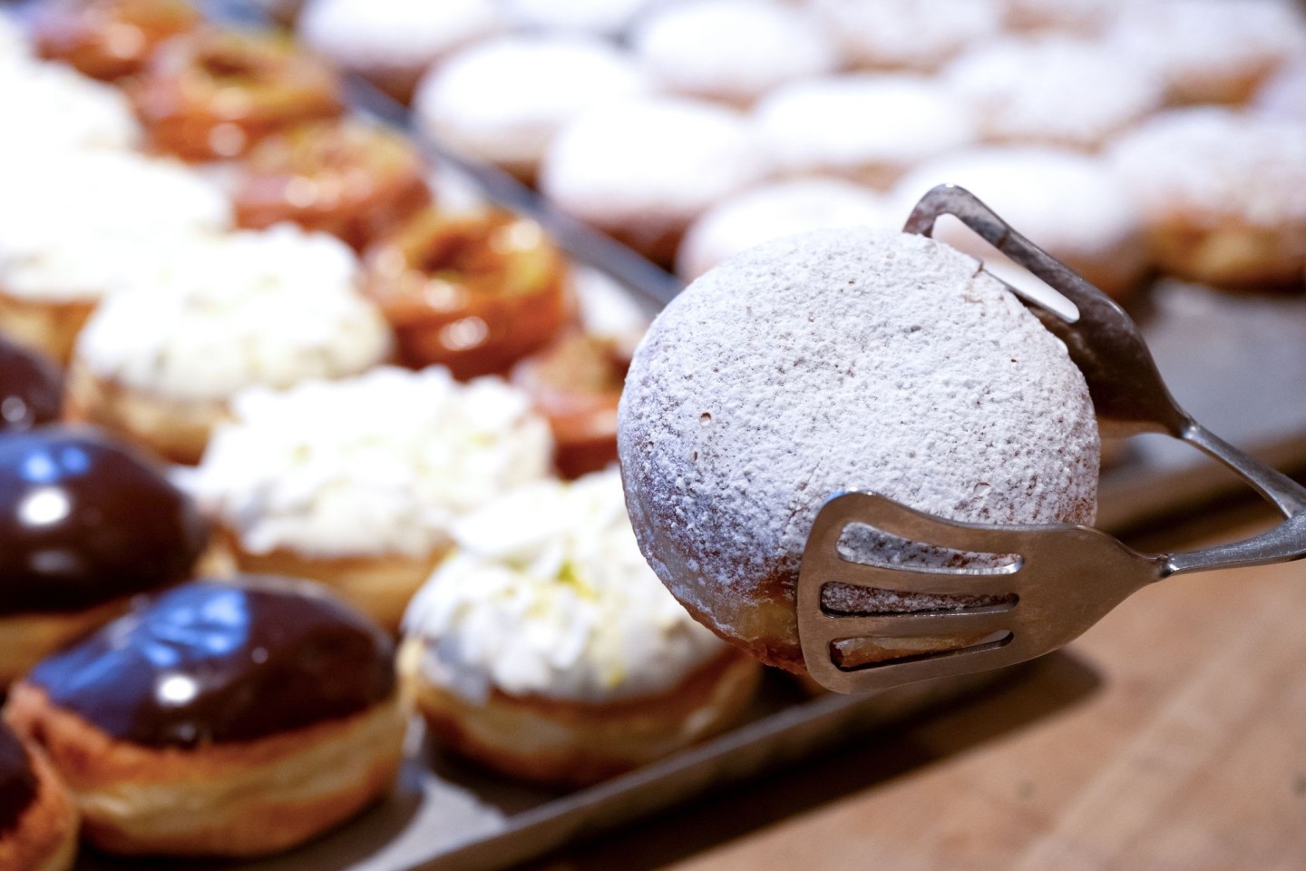 Ein Gebäck mit vielen Namen - und vielen Füllungsvariationen: der Berliner, Pfannkuchen oder Kreppel.