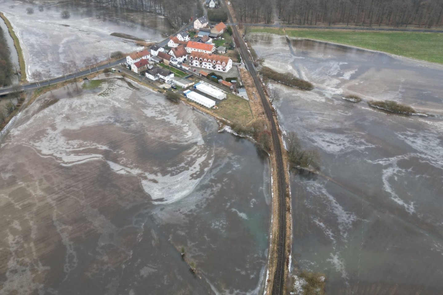 Überschwemmt und anschließend gefroren: Eine Bahnstrecke bei Nidderau-Eichen in Hessen.