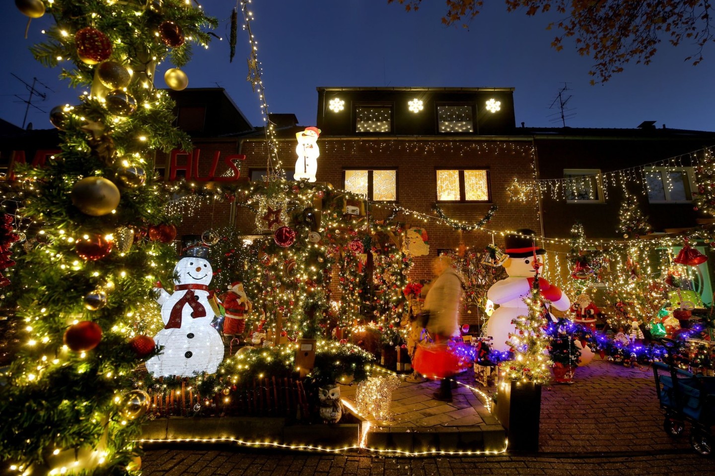 In allen Farben leuchtet das weihnachtlich dekorierte Haus von Altenpfleger Dirk van Acken in Oberhausen.