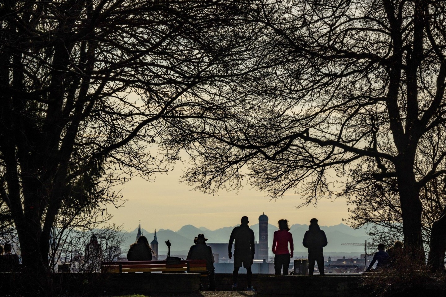 Spaziergänger und Freizeitsportler genießen bei Föhnwetter auf dem Luitpoldhügel in München-Schwabing den Ausblick auf die Kulisse der bayerischen Landeshauptstadt.