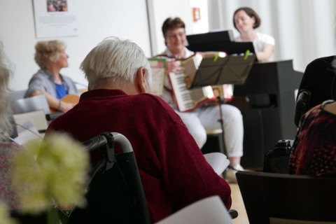 Wie Musik bei Demenz helfen kann