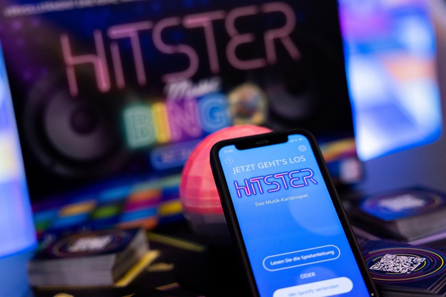 Die App spiel die Musik ein, die Spieler müssen danach die Karten sortieren: Hitster gilt als erfolgreiches Hybrid-Spiel.