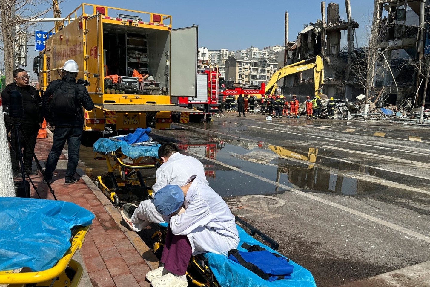 Die Feuerwehr schickte nach eigenen Angaben mehr als 150 Rettungskräfte zum Unfallort.