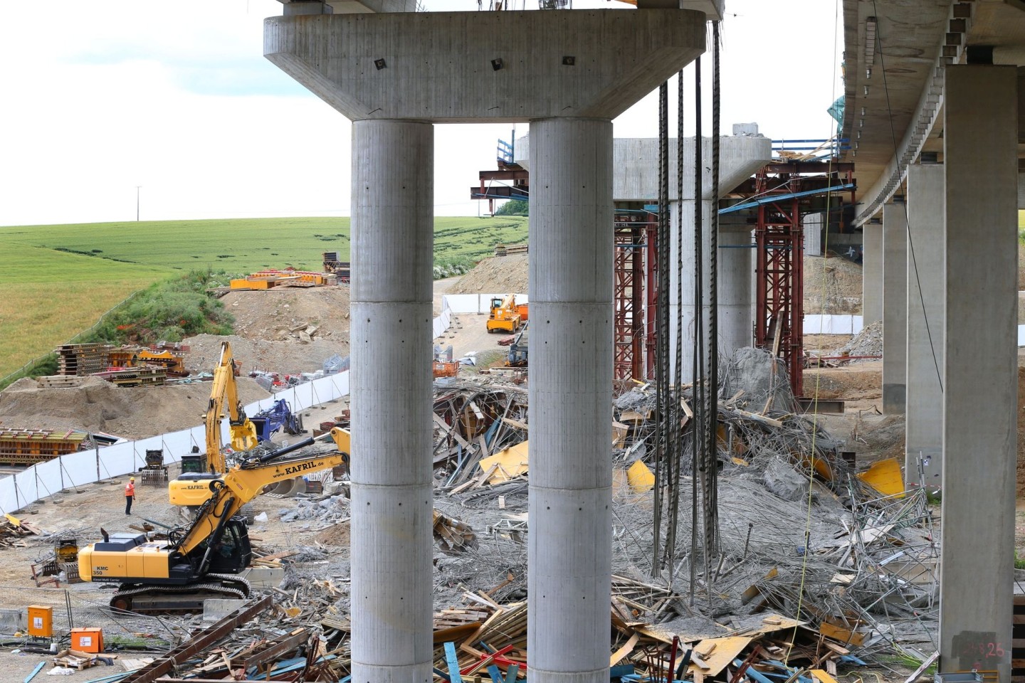 Bagger ziehen an der eingestürzten Talbrücke Schraudenbach ziehen herabgestürzte Teile auseinander.