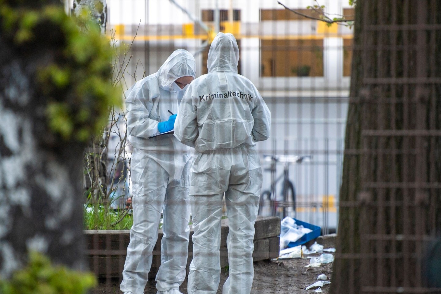 Mitarbeiter der Kriminaltechnik in der Nähe der Schule in Neukölln.