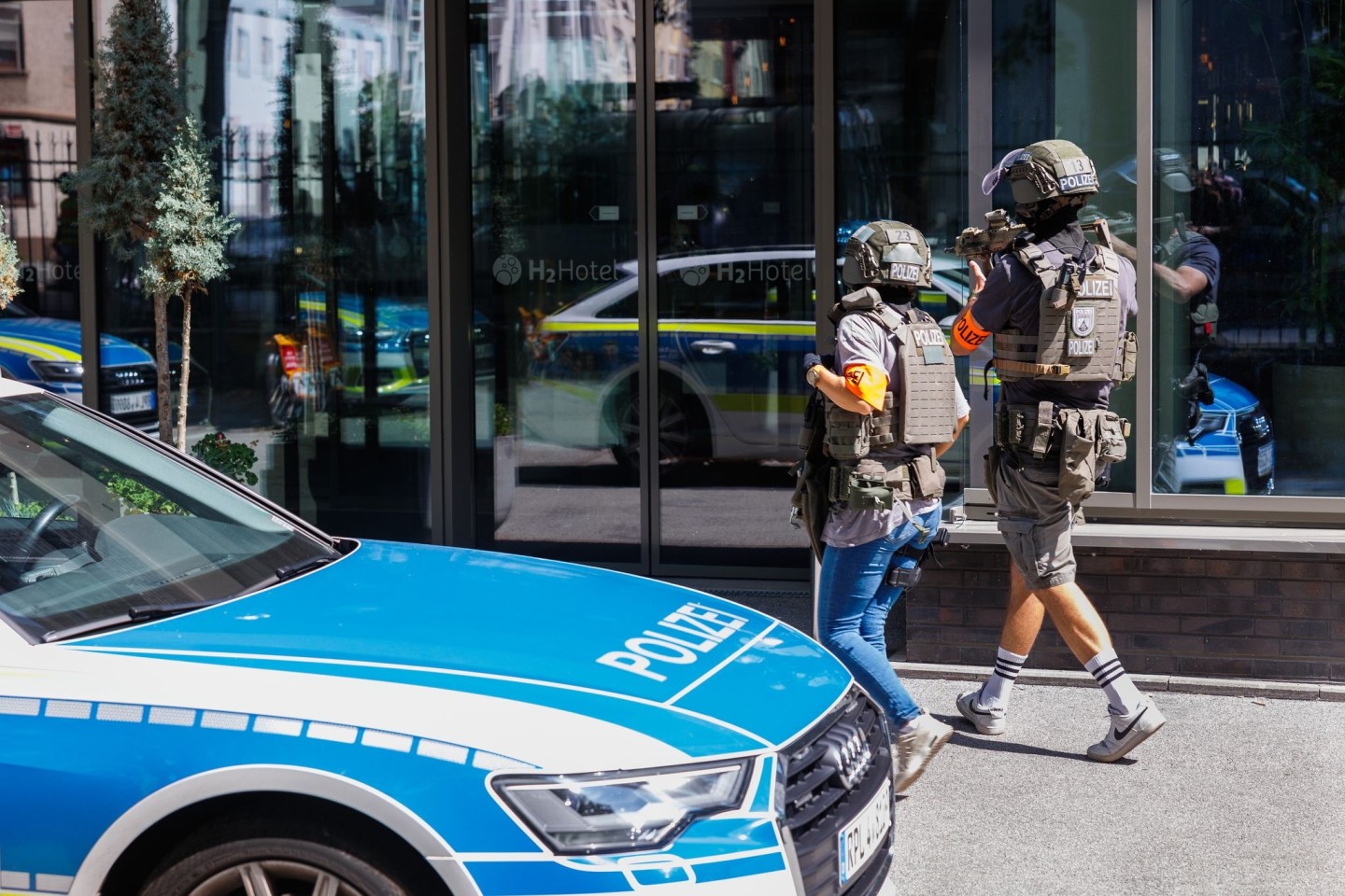 Eine Frau und ein Mann sterben an ihren schweren Verletzungen in einem Hotel in der rheinland-pfälzischen Landeshauptstadt.