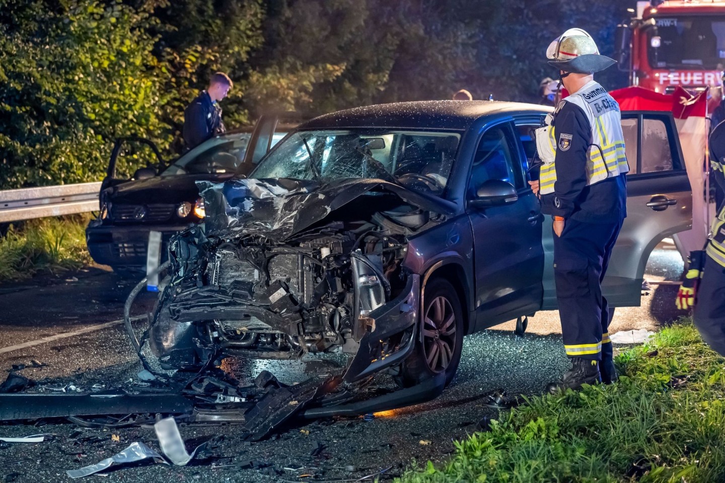 Feuerwehr und Polizei sind an der Unfallstelle in Gummersbach im Einsatz.